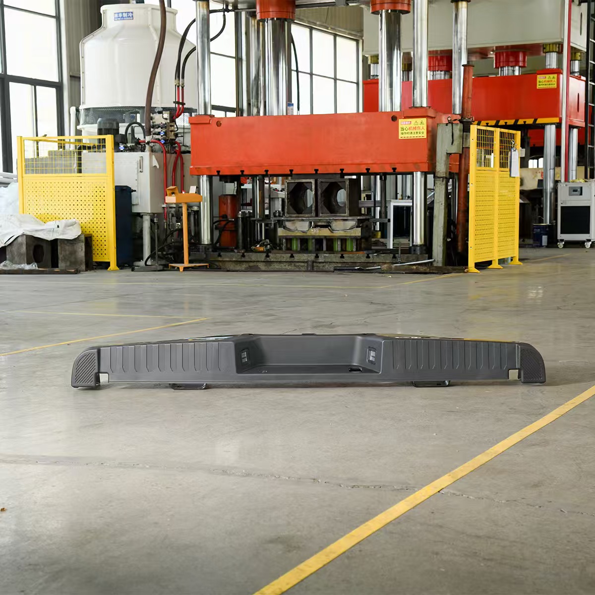 Applicable to Ford F150 models 2015-2020, chrome-plated silver rear bumper with radar holes and tow 