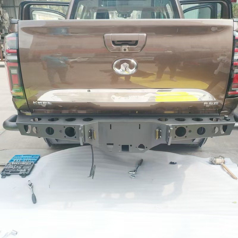 Pump rear bar adapter for Great Wall Bao, iron powder-coated black protective rear face surround and